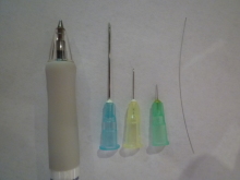 注射針3本とボールペンと髪の毛の比較写真