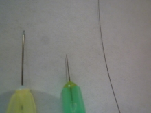 注射針3本とボールペンと髪の毛の比較のアップ写真